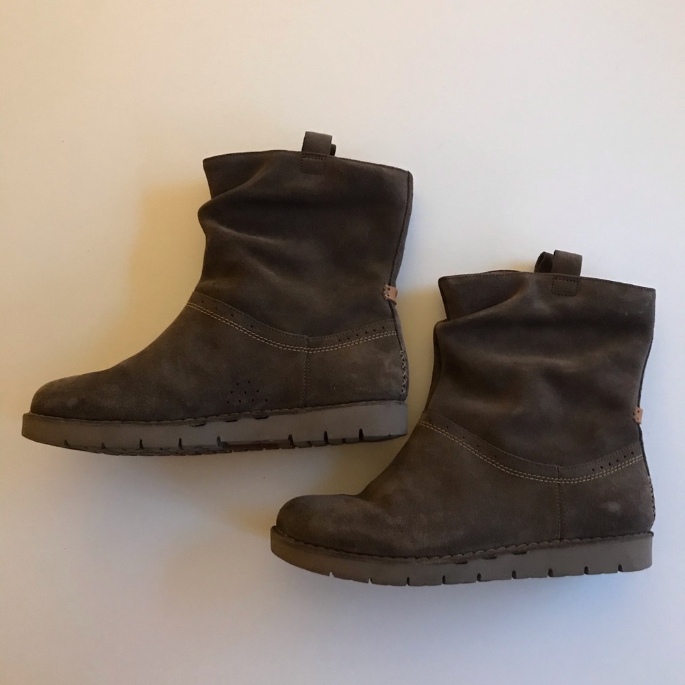 Like New Clarks Unstructured Suede Leather Boots - Picture 7 of 11